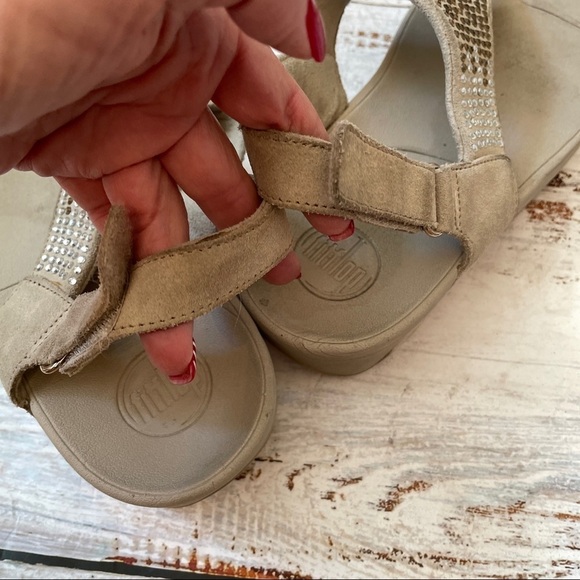 FITFLOP Sandal Flip Flops Taupe Grey & Rhinestone Velcro Back Strap Sz 9 Summer - Picture 6 of 11